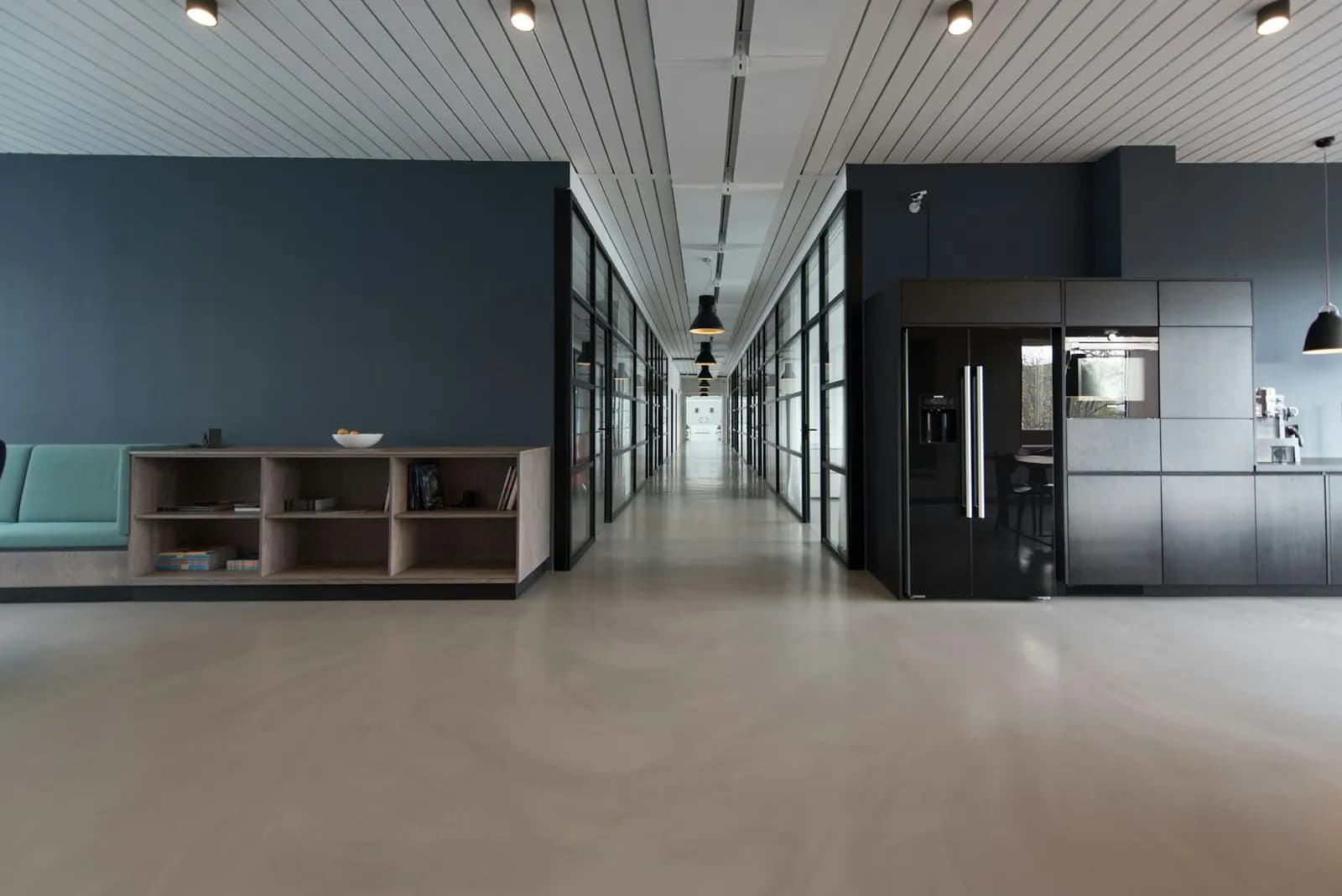Modern hukuk bürosu koridoru